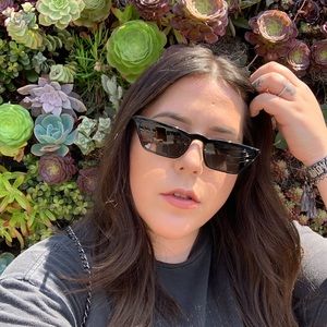 Meet your Posher, Simone